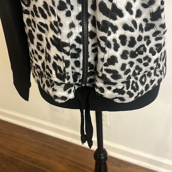NWT New York & Company Faux Leather Faux Fur Leopard Print Bomber Jacket, Sz XS. - Picture 4 of 12